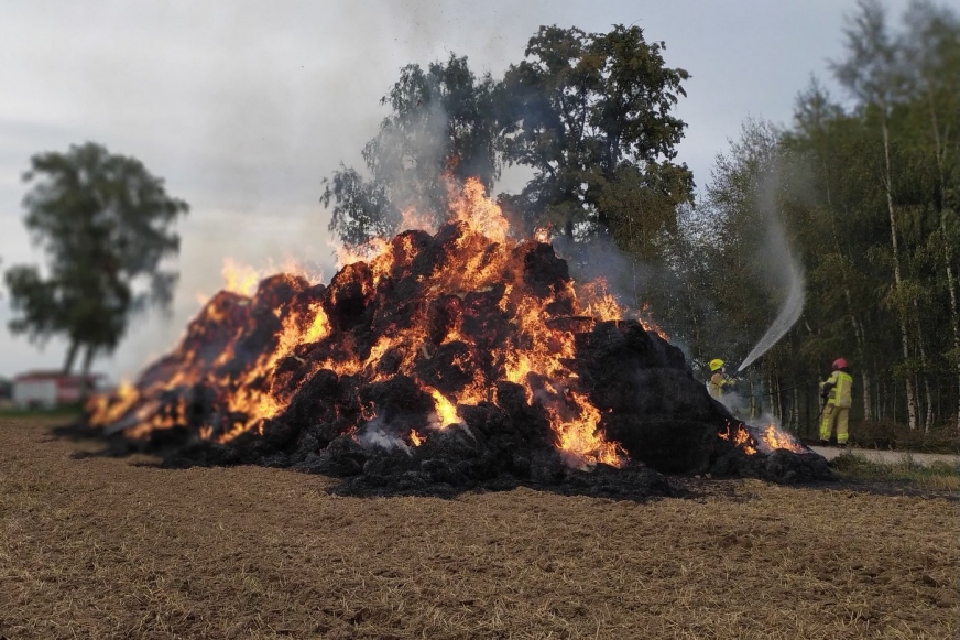 Pożar stogu słomy na polu w Grabowcu (gm. Susz).