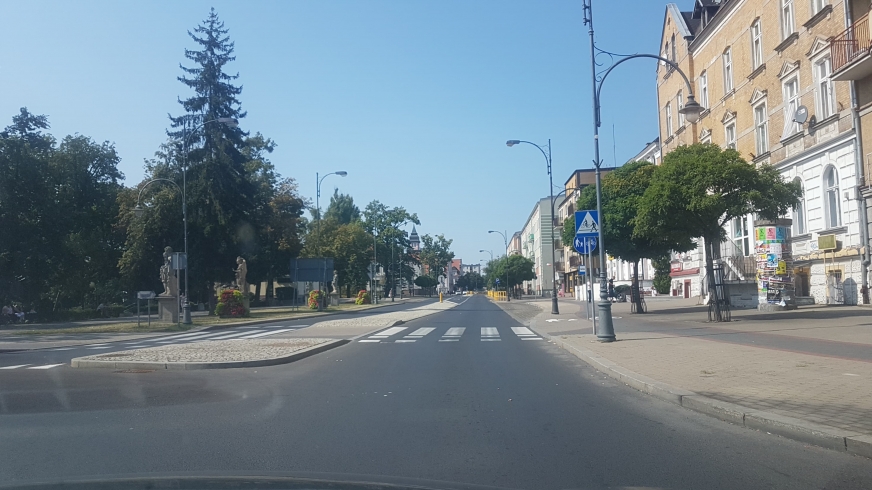 Ulica Niepodległości dzisiaj, 1 września, około godziny 13:30. Nawet tutaj, w samym sercu Iławy, nie ma biało-czerwonych flag. Czytelnicy informują, że byli świadkami, jak zdejmowano je... w samą rocznicową niedzielę.