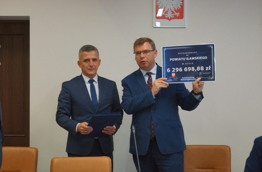 Podpisanie stosownych umów miało miejsce 16 września w Ostródzie. Na zdjęciu są Bartosz Bielawski i Artur Chojecki.