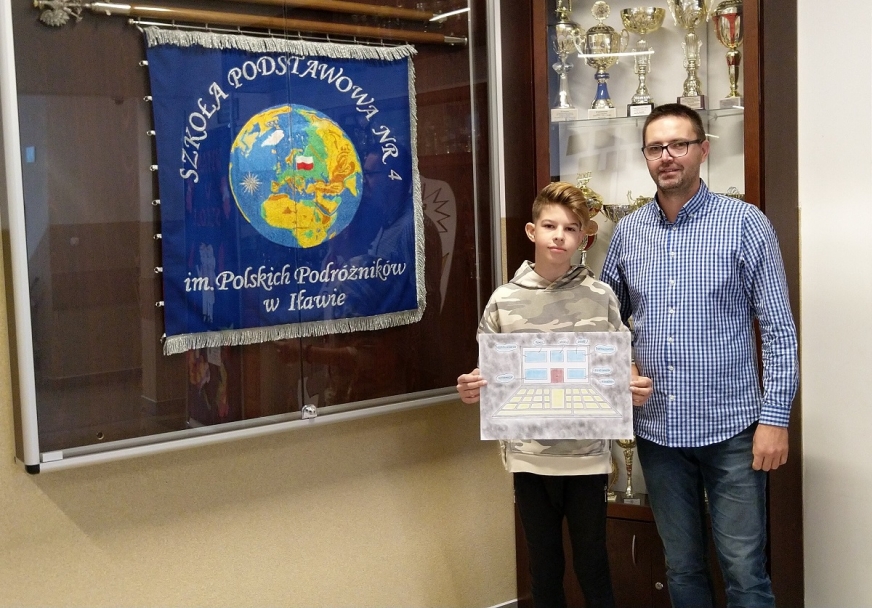 Na zdjęciu autor zwycięskiej konkursowej pracy Filip Glock wraz z nauczycielem - informatykiem panem Sebastianem Rynkowskim.