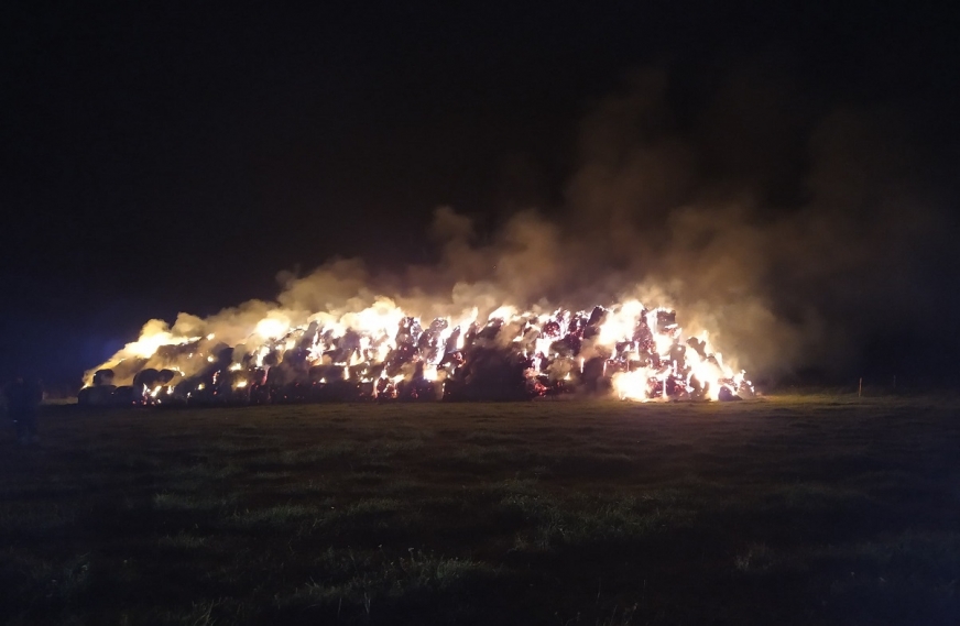 Minionej nocy w gminie Susz doszło do dużego pożaru - zapalił się znajdujący się na polu duży stóg słomy.