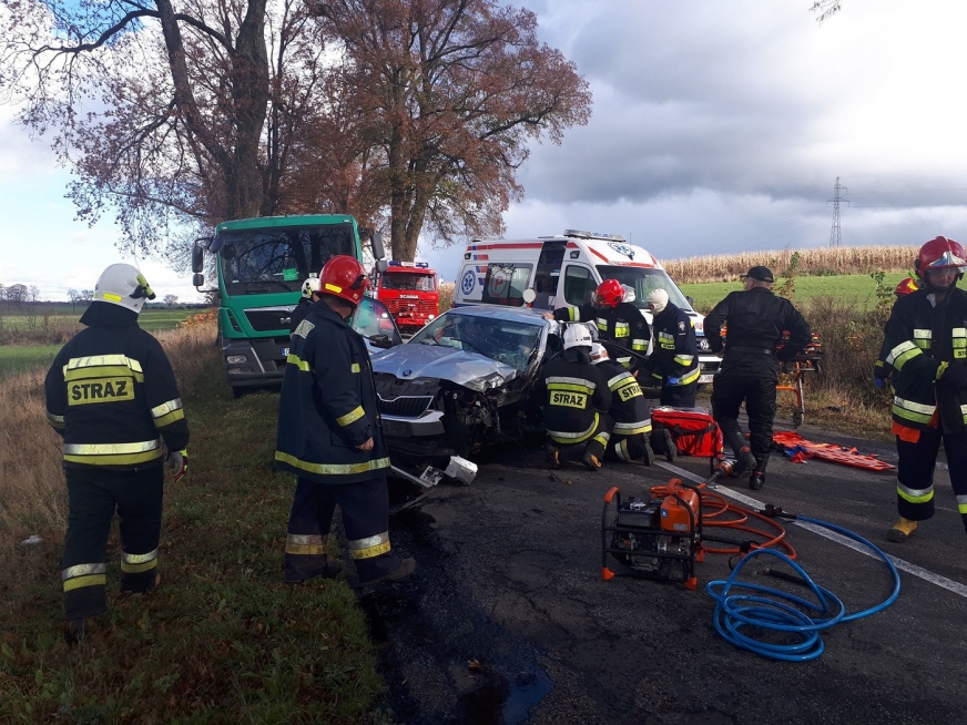 Strażacy uwolnili kierowcę z rozbitego pojazdu i przekazali ratownikom medycznym.