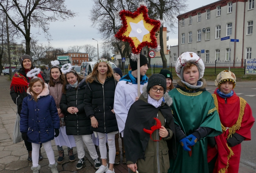 Grupę uczniów w przebraniach trzech królów i aniołów można było spotkać m.in. na ulicy Grunwaldzkiej.