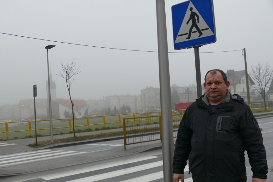 Radny Dariusz Rozborski na przejściu dla pieszych na ulicy Ostródzkiej. Dotychczas niebezpieczna