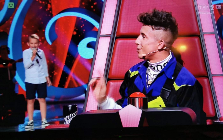 Dawid Kwiatkowski przysłuchuje się występowi Jakuba - młodego wokalisty z Nowego Miasta Lubawskiego.