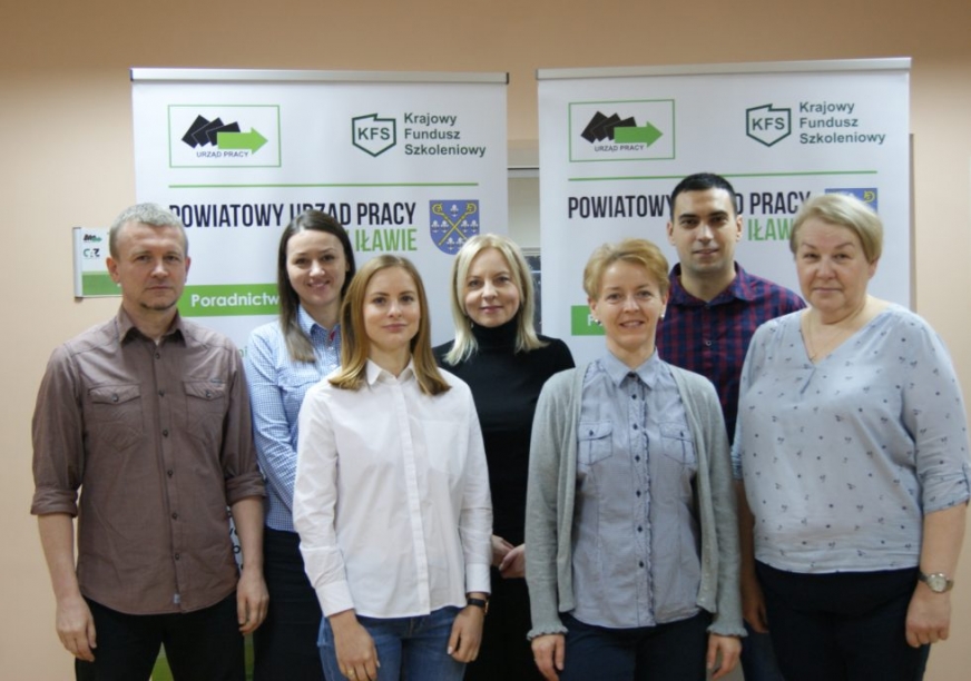 Część załogi działu usług rynku pracy na czele z kierownik Lucyną Krajewską (w środku).