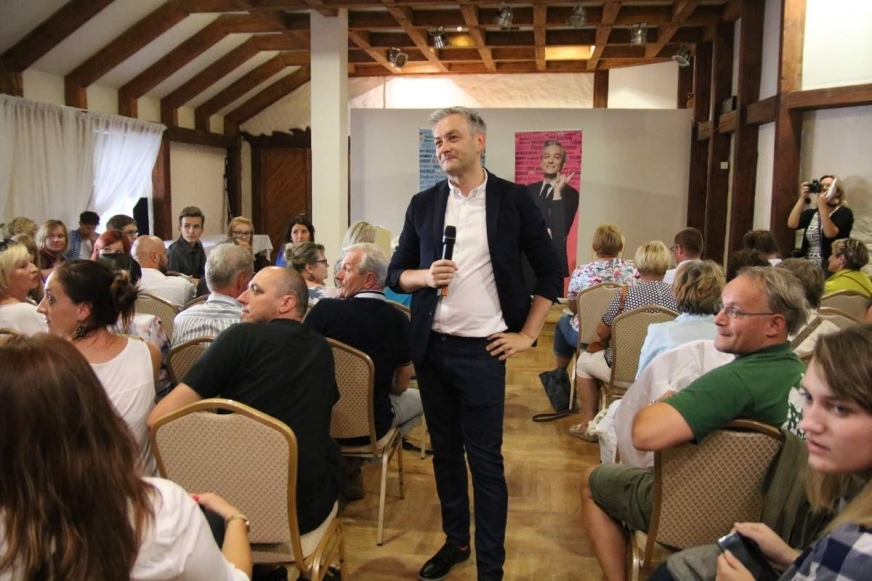 Robert Biedroń podczas spotkania, które odbyło się w Starym Tartaku w Iławie latem 2018 roku.