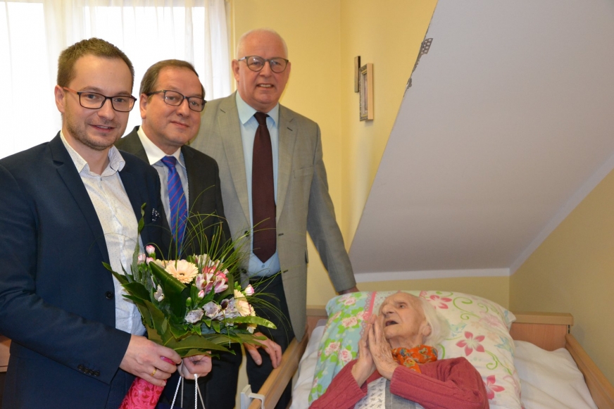 Od lewej: Dawid Kopaczewski, Marek Polański i Marek Kaucz w odwiedzinach u świętującej 104. urodziny iławianki Marty Olesz.