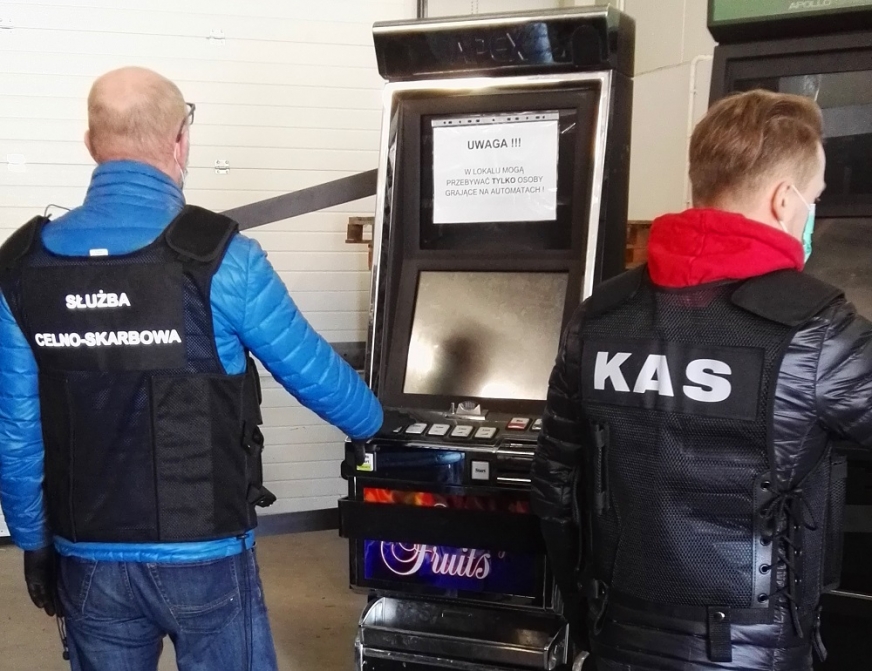 Napadnięci też nie byli bez winy - w lokalu były trzy nielegalne automaty do gier hazardowych...