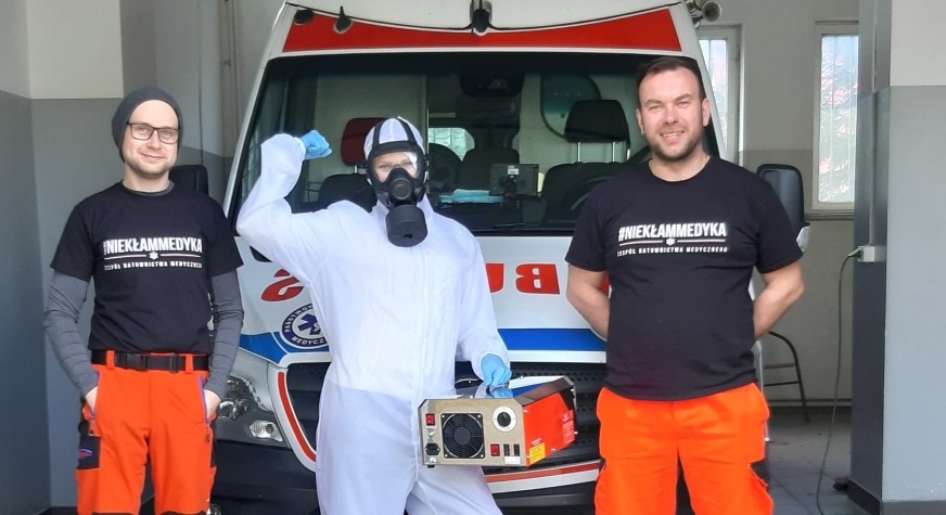 Na zdjęciu właścicielka firmy, pani Dominika, jest z ratownikami medycznymi: Bartoszem (po lewej) i Grzegorzem.