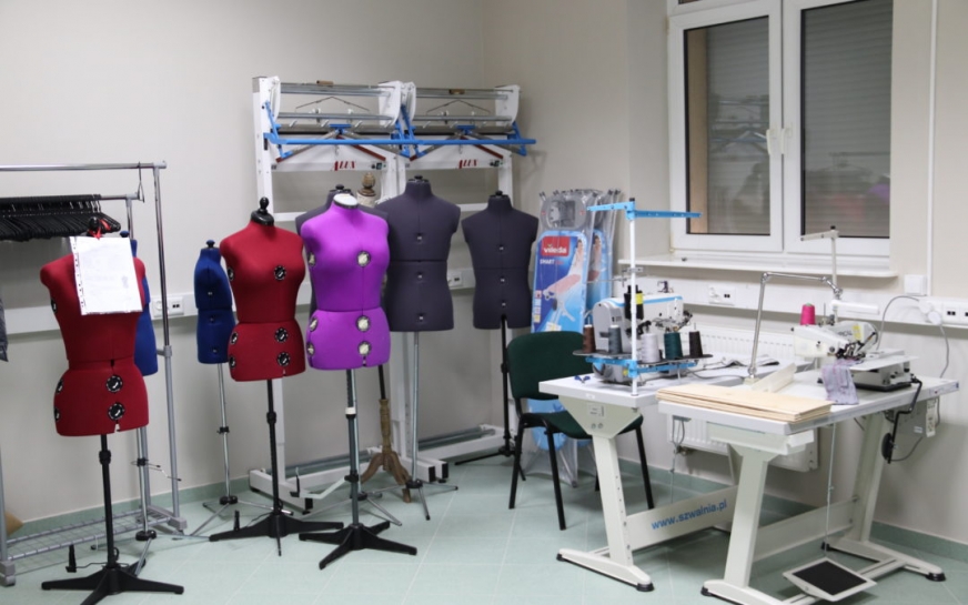 Pracownia zajęć praktycznych z przemysłu mody w Centrum Kształcenia Zawodowego nr 1 w Iławie.