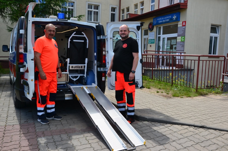 Nowa karetka transportowa, a obok niej kierowca Marek Domżalski (z lewej) i sanitariusz Jacek Rafalski.