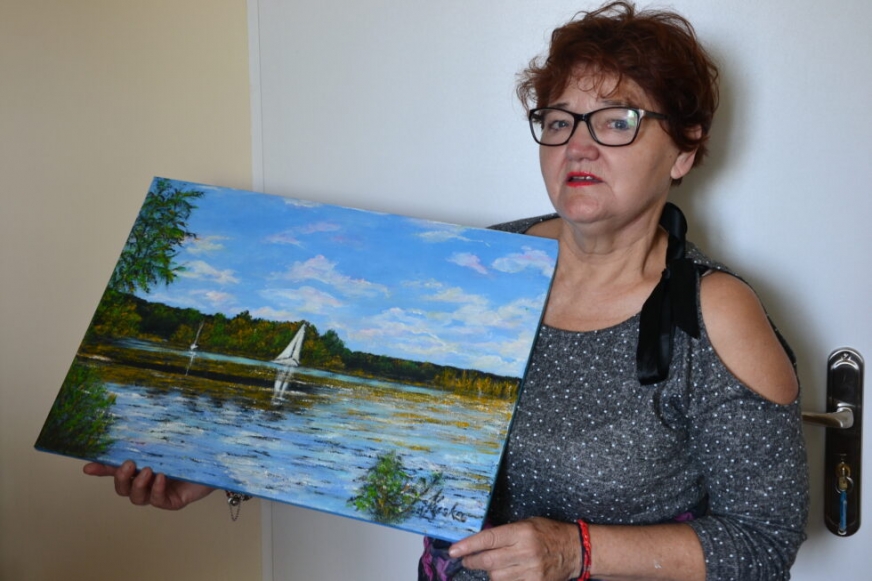 Jolanta Kuska (na zdjęciu) podarowała Starostwu Powiatowemu w Iławie obraz, który przyniosła osobiście.