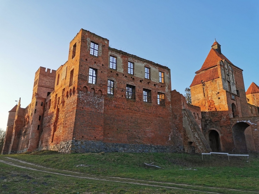 Zbudowany przez kapitułę pomezańską, a następnie przekształcony w rezydencję rodową. XIV-wieczny zamek w Szymbarku (dzisiejsza gmina Iława) to drugi po Malborku największy gotycki zamek w Polsce.