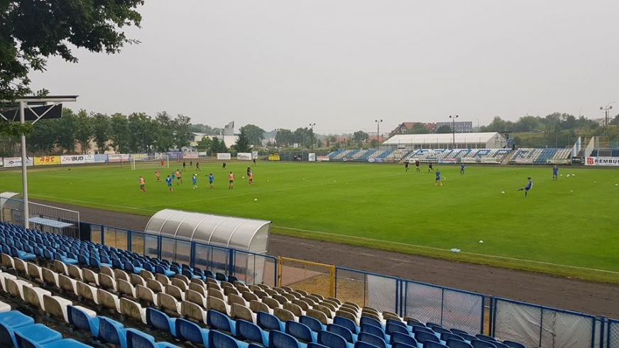Deszczowo dzisiaj na stadionie Jezioraka w Iławie.