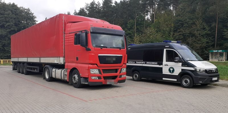 Ciężarówka została zatrzymana do kontroli na drodze wojewódzkiej pod Iławą. Interwencja ujawniła, że białoruski kierowca posługiwał się kartą do tachografu należącą do innej osoby - jego teścia.