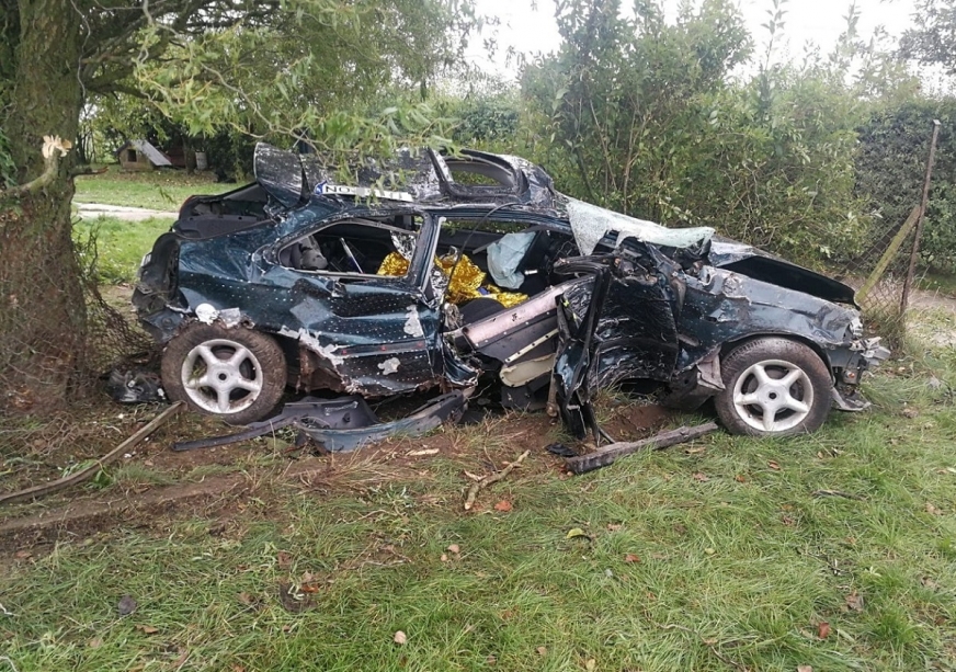 Po wypadku kierowca był zakleszczony w roztrzaskanym pojeździe.