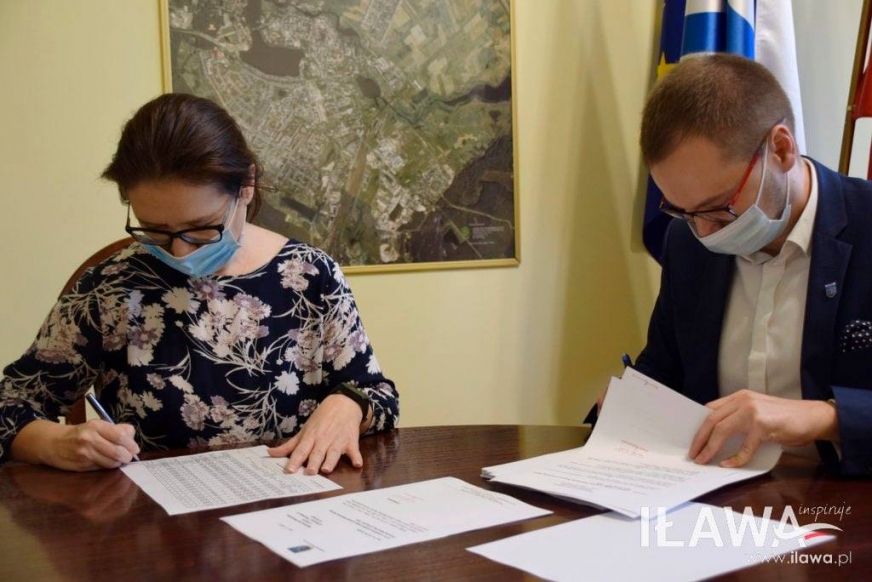 Swoje podpisy pod projektem przyszłorocznego budżetu 13 listopada złożyli burmistrz i skarbnik Joanna Wiśniewska.