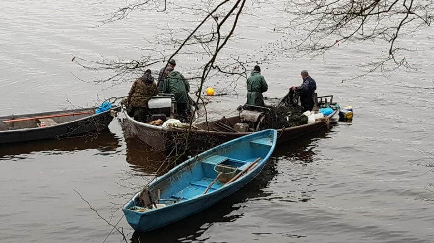 Rybacy z iławskiego Gospodarstwa Rybackiego na zatoce Kraga na Jezioraku.