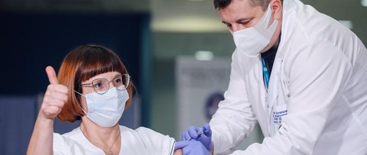 Naczelna Pielęgniarka MSWiA Alicja Jakubowska przyjmuje szczepionkę przeciw COVID-19.