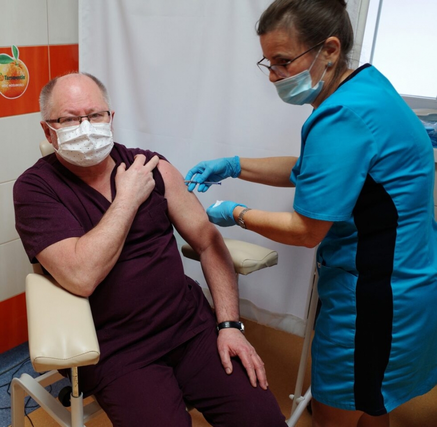 Pierwszą osobą zaszczepioną na Covid-19 w iławskim szpitalu był Jerzy Kruszewski, z-ca dyrektora ds. Lecznictwa, Koordynator Oddziału Chirurgicznego Ogólnego