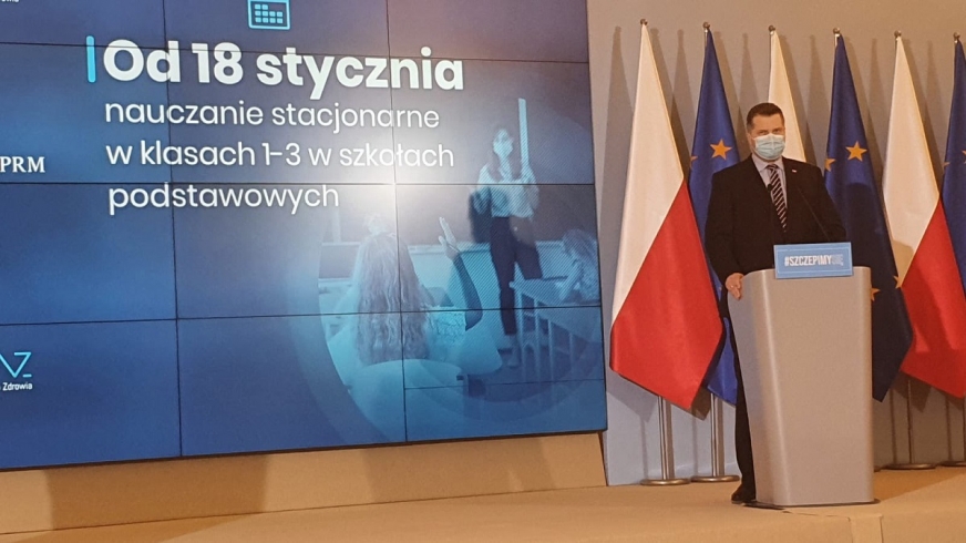 Minister Edukacji Przemysław Czarnek podczas dzisiejszej konferencji prasowej poinformował, że 18 stycznia uczniowie klas 1-3 szkół podstawowych wracają do szkół.