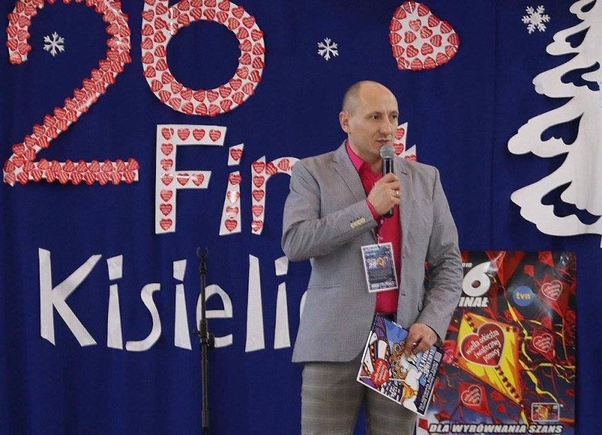 Na zdjęciu dyrektor kisielickiego ośrodka kultury Mariusz Gołębiowski podczas jednego z lokalnych finałów WOŚP.