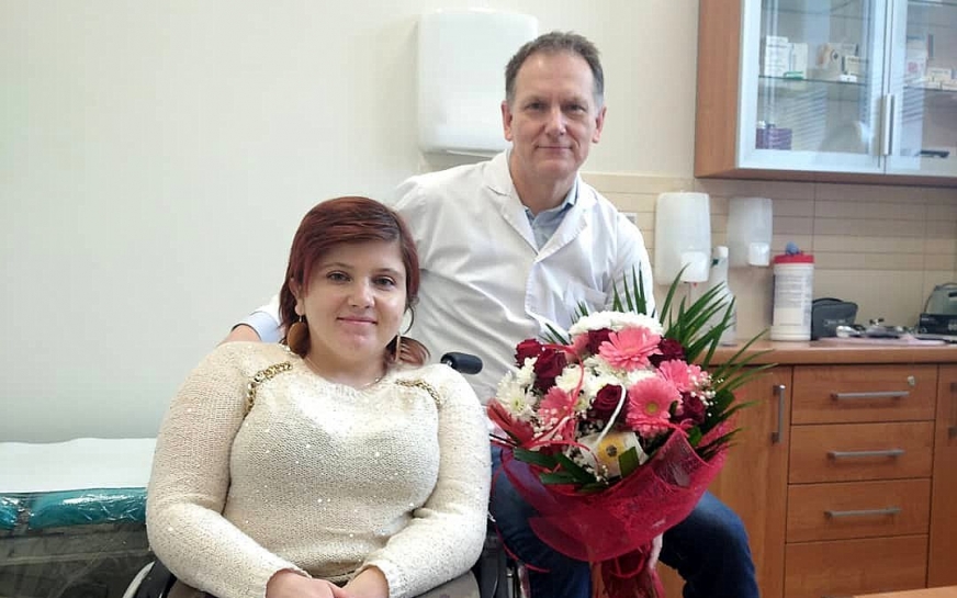 Milena Średzińska na zdjęciu z lekarzem, któremu jest wdzięczna, doktorem Piotrem Szafkowskim.