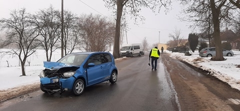 Rozbite samochody na miejscu zdarzenia drogowego w gminie Iława.