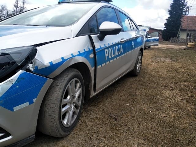 Policyjny radiowóz, uszkodzony po tym, jak podczas ucieczki uderzył w niego kierujący volkswagenem 19-latek.