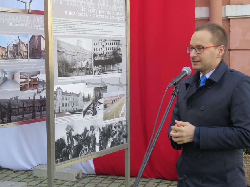 Burmistrz Dawid Kopaczewski podczas obchodów związanych z patronatem Kazimierza Piechowskiego w 2019 roku.