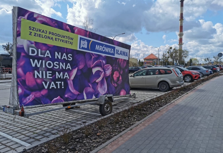 Ta przyczepa zajmuje 3 miejsca parkingowe.