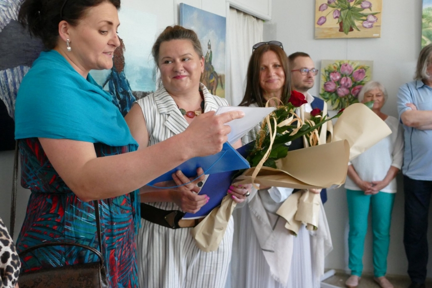 Prezes Stowarzyszenia Artystów SART Małgorzata Szynal-Trzaskawka (druga od lewej) odbiera gratulacje od Dyrektor Iławskiego Centrum Kultury Lidii Miłosz.