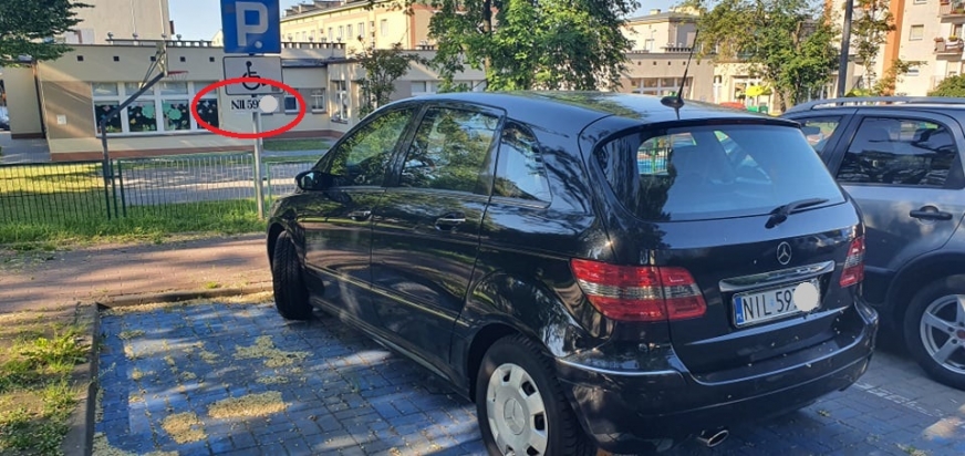 Na ulicy Niepodległości miejsce parkingowe jest wydzierżawione osobie niepełnosprawnej. Jest jeszcze jeden taki przypadek na ulicy Smolki w Iławie.