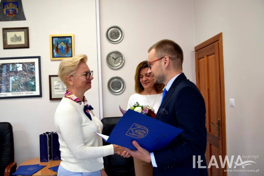 Beata Niksa-Żubertowska, na zdjęciu z burmistrzem, to nowa dyrektorka SP1 w Iławie.