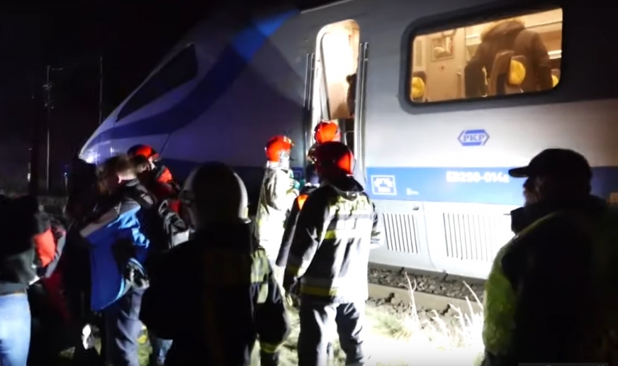 Strażacy pomogli pasażerom przemieścić się do drugiego, podstawionego pociągu.
