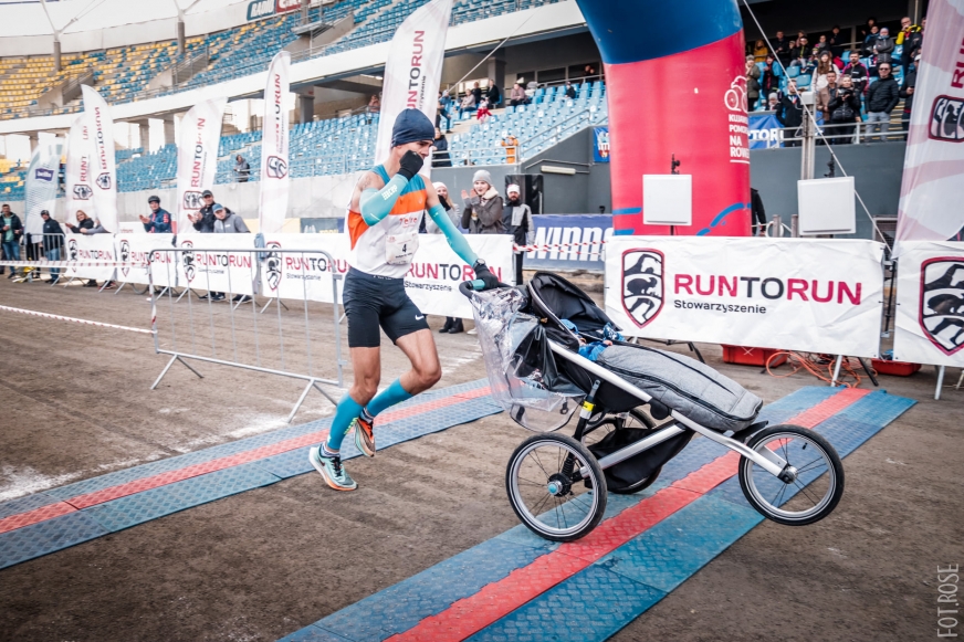 Adrian Przybyła z Iławy, z synem Julianem w wózku, przekraczają linię mety 38. Toruń Maratonu jako zwycięzcy w swojej kategorii i jednocześnie rekordziści Polski!