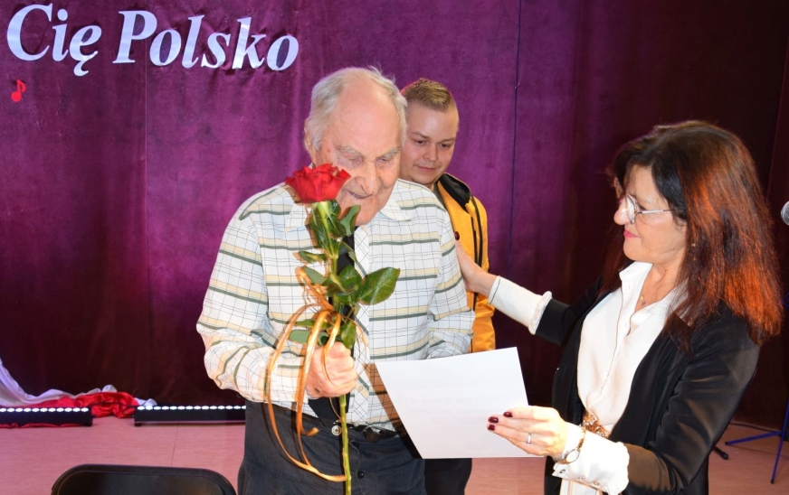 90-letni Pan Kazimierz Kasprzycki z Rożentala - jego występ na festiwalu, który senior rozpoczął od Hymnu Państwowego, wzruszył i wzbudził podziw publiczności.