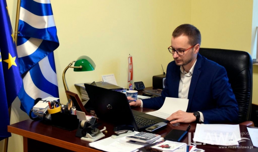 Kluczowe dokumenty finansowe miasta na przyszły rok zostały właśnie przyjęte. Na zdjęciu Burmistrz Iławy Dawid Kopaczewski.