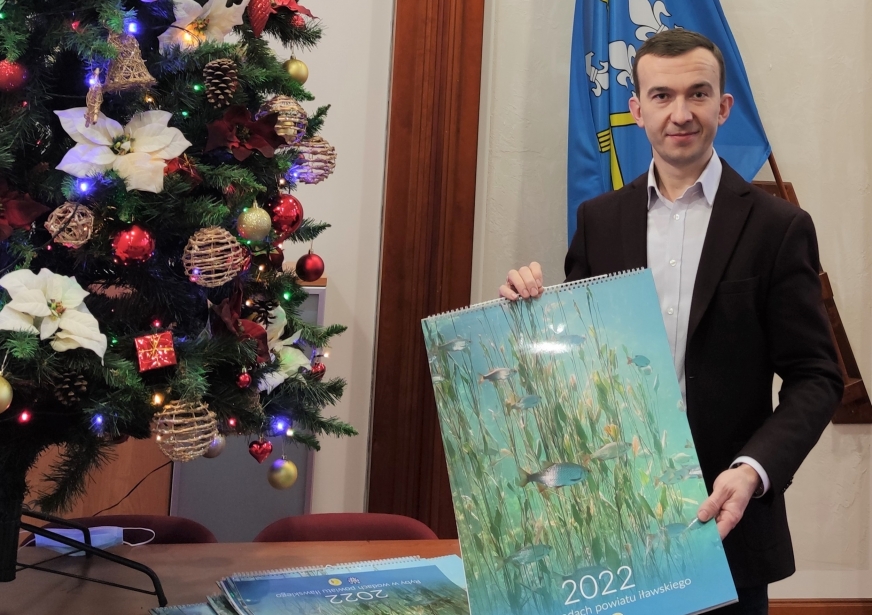 Mateusz Szauer z powiatowym kalendarzem na rok 2022.