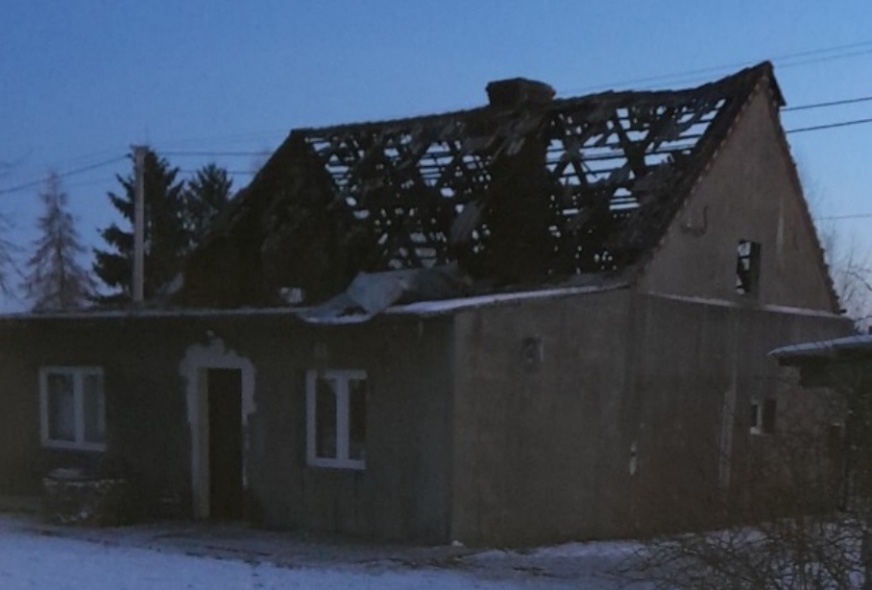 Tak wygląda po pożarze z 25 grudnia dom pana Krzysztofa w Kałdunach (gm. Iława).