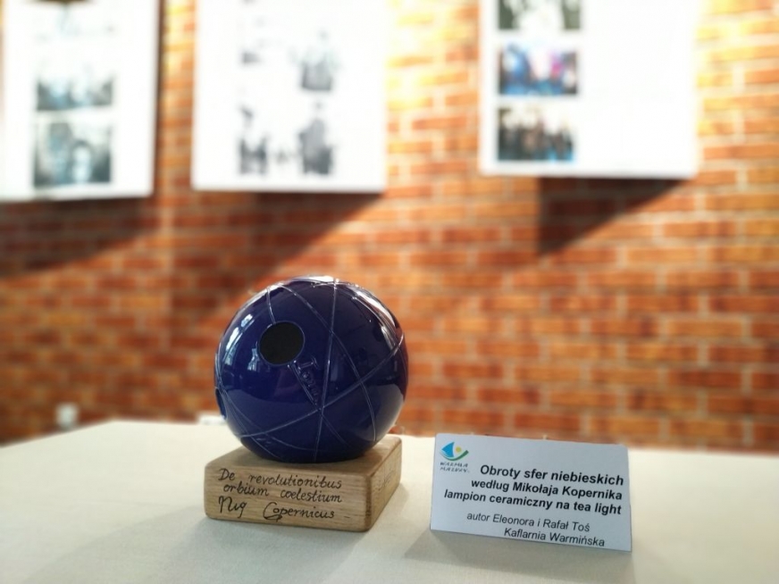 W ubiegłym roku pierwsze miejsce zajął lampion ceramiczny na tea light „Obroty sfer niebieskich” (autorzy: Eleonora i Rafał Toś, Kaflarnia Warmińska).
