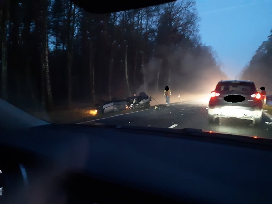 Bardzo groźnie wyglądał poranny wypadek, do jakiego doszło na wysokości Smolnik. Te zdjęcia wykonał o 6:40 jadący trasą Iława-Sampława kierowca.