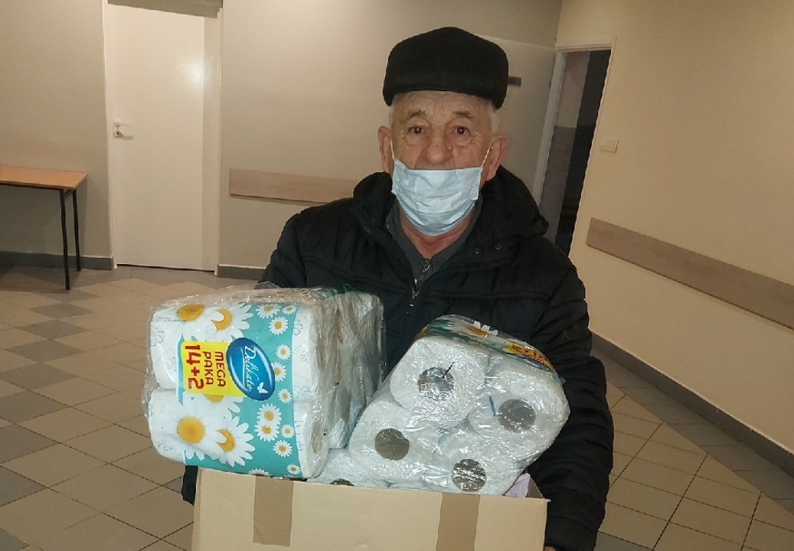 Dary dla Ukrainy spływają od mieszkańców Susza i całej Gminy Susz. Na zdjęciu mieszkaniec miejscowości Lubnowy z przywiezioną pomocą.