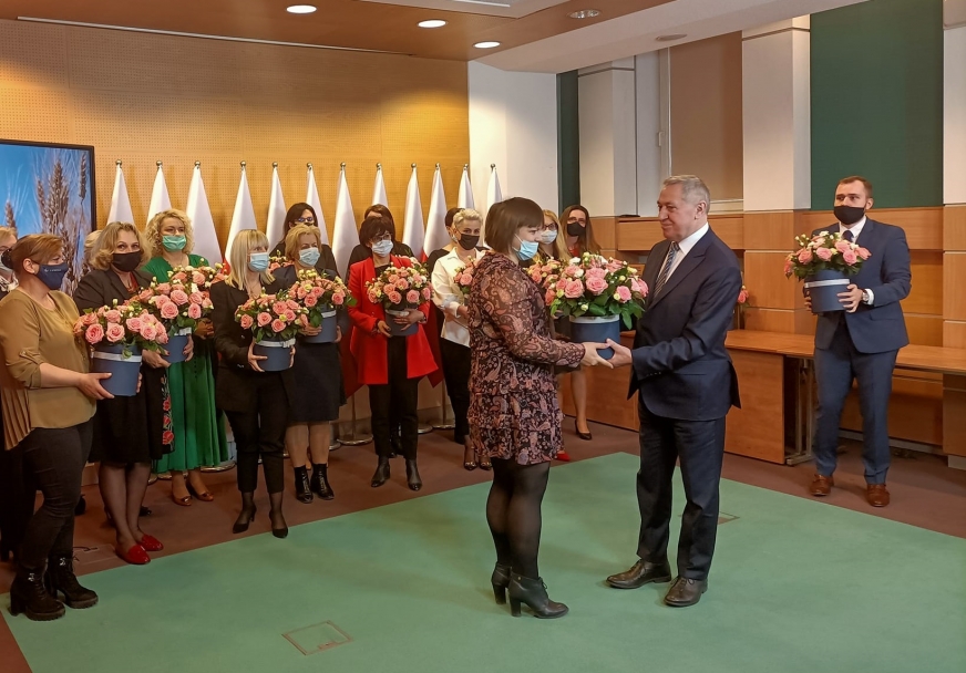 Anna Węgłowska odbiera akt powołania do Rady z rąk Ministra Rolnictwa i Rozwoju Wsi Henryka Kowalczyka.