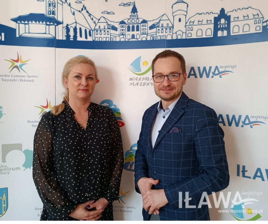 Burmistrz Dawid Kopaczewski i Monika Kowalska - Kastrau, pełnomocnik burmistrza ds. osób starszych i niepełnosprawnych.