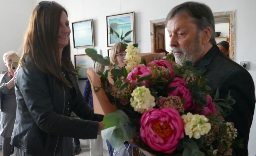 Kwiaty wręcza Edwardowi Baranowskiemu Dorota Kamińska, zastępca burmistrza Iławy.