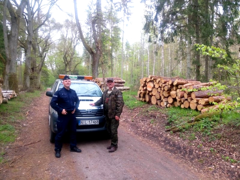 Na zdjęciu Komendant Straży Leśnej z Komendantem Komisariatu Policji w Lubawie.