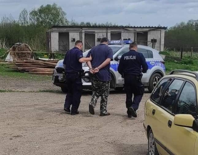 Zatrzymanie 38-latka w gminie Zalewo. Przed policjantami wobec Krzysztofa S. interweniowali tzw. łowcy pedofili, którzy wpadli na jego trop w Internecie.