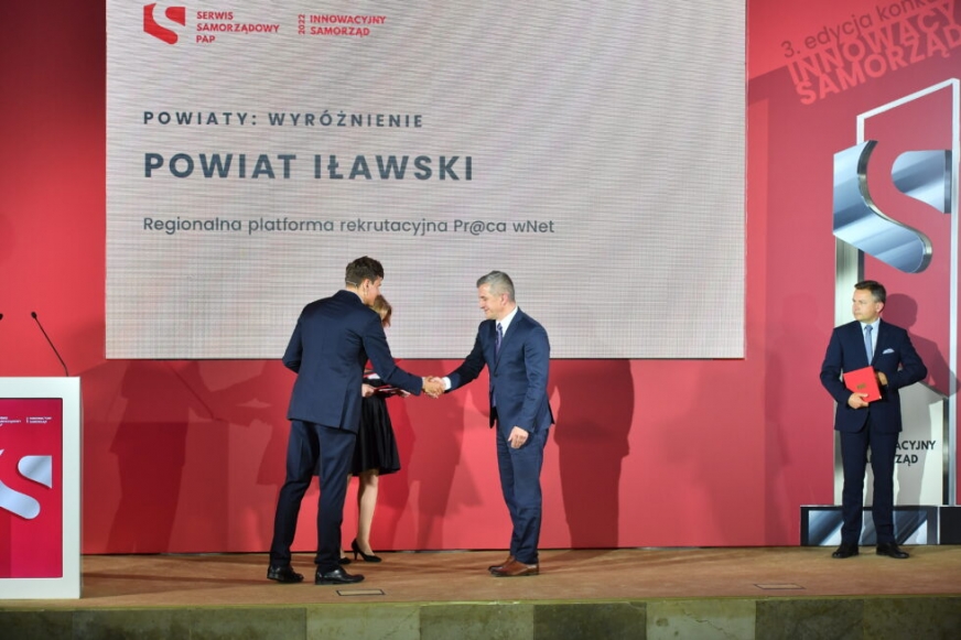 Wyróżnienie w imieniu samorządu powiatu odebrał starosta Bartosz Bielawski.